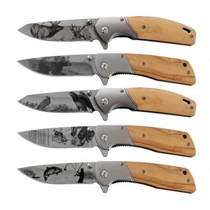 Cuchillo Plegable Profesional OEM Personalizado con Patrones 3D de Oso y Alce, Mango de Madera de Olivo, Hoja de Acero, para Caza, Bolsillo, Uso Diario (EDC) - Product Image 1