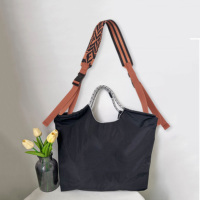 Sac à provisions brodé en stock très vendu pour femmes sac à bandoulière unique de niche à la mode avec sangle à bandoulière réglable