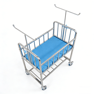 Premier fabricant de lits d'hôpital pour les commandes importantes |   Lit bébé mobile en acier inoxydable avec fonctionnalités complètes (IV, filet, rangement) - Product Image 3