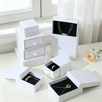 Boîte cadeau en carton carré avec logo personnalisé, insert en coton pour l'emballage de bagues, boucles d'oreilles, colliers