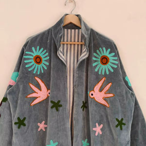 Veste bomber longue réversible en velours Suzani brodée, écologique, avec motif œil maléfique, cœur, amour, art populaire fait à la main du Rajasthan - Product Image 1