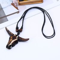 Collier Réglable pour Homme Gothique Crâne Tête de Taureau Pendentif Ethnique Résine Imitation Os de Yak Charme Vintage Long Chokers Lien Grand