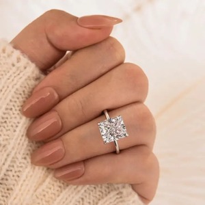 Anillo de compromiso solitario con corte radiante de piedra blanca de moissanita 925 para mujer en plata de ley chapada en oro amarillo y blanco. - Product Image 5