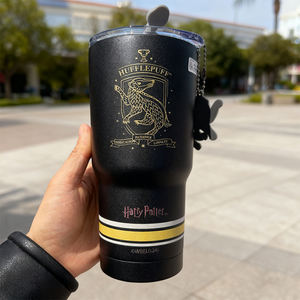 MINISO Série <span class=keywords><strong>Harry</strong></span> <span class=keywords><strong>Potter</strong></span> Hufflepuff Tasse à paille en acier inoxydable 580 ml avec pendentif universitaire, gobelet à eau portable anti-fuite - Product Image 3