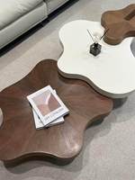 Table basse en bois massif style nuage crème à plateau irrégulier en dalle de roche, design haut de gamme pour salon, usage domestique