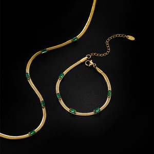 Collar de Clavícula de Acero Inoxidable Dorado con Circonita Esmeralda, Estilo Europeo y Americano, Personalizado y de Moda para Mujer - Product Image 2