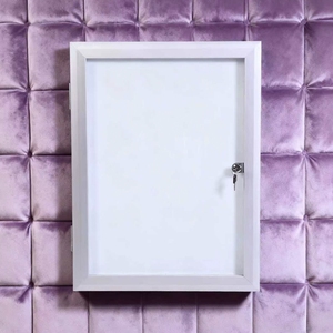 Vitrine murale verrouillable avec cadre en aluminium blanc et <span class=keywords><strong>porte</strong></span> transparente pour une présentation sécurisée des informations - Product Image 1