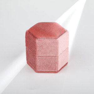 Nuevas llegadas: Cajas octogonales de terciopelo de 5.5*6*5.5CM para anillos, cajas de embalaje de joyería para pequeños negocios con logotipo personalizado. - Product Image 4