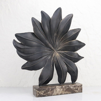 Sculpture en métal en forme de feuille, base en marbre, finition bronze foncé doré, faite à la main, statue abstraite de feuillage moderne de luxe, décoration de table pour la maison et l'hôtel