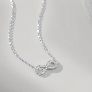 Collana con Ciondolo ad Anello di Möbius per Donne, Gioiello di Moda con Micro Pavé per Uso Quotidiano - Product Image 1