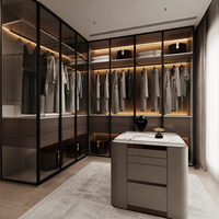 Système de dressing autoportant moderne sur mesure avec portes vitrées, cadre métallique, éclairage LED et îlot en marbre pour dressing et salon