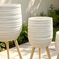 Set Pot Tanaman Bergaris Horizontal 3 Buah dengan Dudukan Tripod Kayu, Bahan Fiber Clay Berbintik, Kapasitas 10L, Pot Bunga Lantai untuk Pusat Perbelanjaan