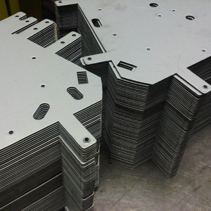 Service CNC Vietnam : Tôles en acier inoxydable avec découpes circulaires et trous de ventilation pour usage industriel - Product Image 6