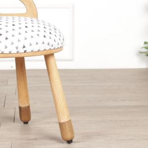 Chaise pour enfants en bois massif moderne d'Indonésie, fabriquée avec expertise pour un confort optimal, ajoute une touche de charme ludique au salon - Product Image 5