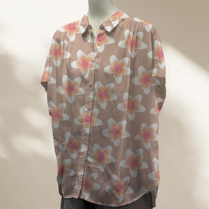Chemisier pour femme imprimé personnalisé, motif floral tropical Aloha, décontracté d'été, tissé, à boutons, 100% Rayonne, coupe ample, épaules tombantes - Product Image 1
