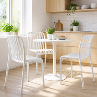 Chaise de salle à manger contemporaine en plastique blanc, chaise moulée en PP avec dossier à lattes côtelées pour la maison, la cuisine, la villa, la salle à manger, l'entrepôt, l'hôtel