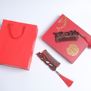 ชุดหวีแต่งงานจีน ของขวัญงานเลี้ยงฉลองสมรส หวีไม้จันทน์แดงลายมังกรและนกฟีนิกซ์พร้อมกล่องของขวัญลายมงคลคู่ - Product Image 2