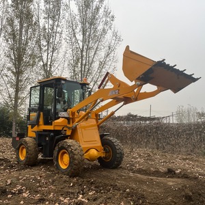 Chargeuse compacte sur pneus 4x4 920 de 2 tonnes, diesel, avec cabine fermée en option et fourche grappin pour travaux agricoles - Product Image 3