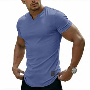 T-shirt da uomo a maniche corte con scollo a V, bordo curvo e tessuto a costine - Product Image 1