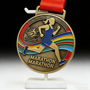 Médaille de marathon personnalisable sur le thème des coureuses - Métal plaqué or avec rayures colorées et forme personnalisée - Product Image 1