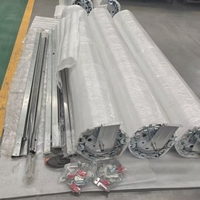 Kit de porte roulante pour conteneur de stockage extérieur sur mesure sans soudure pour un accès sécurisé au stockage extérieur