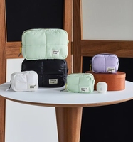 Vente chaude Voyage Grande Capacité Poche Zipper Logo Personnalisé Trousse De Maquillage Soins De La Peau De Stockage Étui Souple Puffer Matelassé Cosmétique Sac