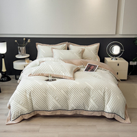 Un ensemble de quatre pièces de draps de lit, taies d'oreiller, ensembles de housse de couette patchwork, gaufré, velours de lait et fleurs pourries