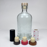 Bouteille en verre transparente élégante avec bouchon en liège cannelé à centre creux, forme cylindrique, logo personnalisé, idéale pour la présentation de whisky