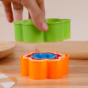 Lot <span class=keywords><strong>de</strong></span> 5 emporte-pièces <span class=keywords><strong>de</strong></span> Noël en plastique emporte-pièces <span class=keywords><strong>de</strong></span> couleur aléatoire pour biscuits et fondant - Product Image 4