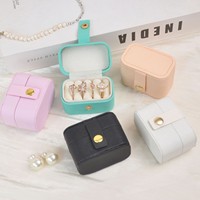 Petite boîte à bagues rectangulaire en cuir grainé avec couvercle, sangle élastique, coussin en perles, compartiments pour bagues et boucles d'oreilles, cadeau d'anniversaire pour meilleures amies