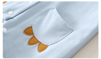 Combinaison en coton bleu clair pour bébé ZL-012 avec capuche à cornes de monstre et boutons sur le devant