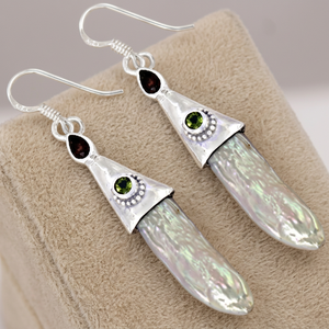 Boucles d'oreilles en argent avec pierres précieuses créées à la main et perlé, grenat et péridot - Product Image 1