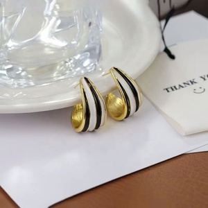 Pendientes Largos Personalizados de Alta Gama, Estilo Vintage Retro, con Diseño de Cebra, Gota de Aceite, Color Negro y Blanco, Aleación Chapada en Oro para Mujer - Product Image 4