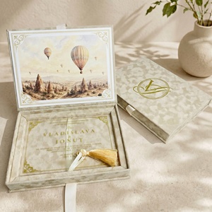 Coffret <span class=keywords><strong>d</strong></span>'invitation de mariage de luxe en velours crème et acrylique avec feuille <span class=keywords><strong>d</strong></span>'<span class=keywords><strong>or</strong></span>, ruban et pompon en forme de montgolfière, impression personnalisée - Product Image 2