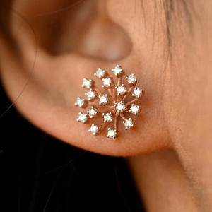 Boucles d'oreilles clous flocon de neige en or rose E1598 avec zircon rond serti griffe pour femme, bijoux tendance et mode - Product Image 4