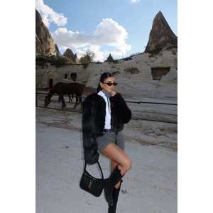 Veste en fourrure de vison noir, décoration vintage, fermeture simple boutonnage, coupe slim, avec matériau en soie et laine, motif imprimé teinté - Product Image 2