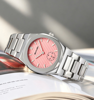 Montre tendance pour femme avec plusieurs couleurs pastel (rose, bleu et or), finitions élégantes. Fabrication OEM/ODM professionnelle avec emballage rapide.