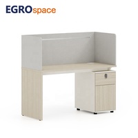 EGROspace Mobilier de bureau commercial personnalisé : Poste de travail avec cloison de séparation privée et écran de bureau
