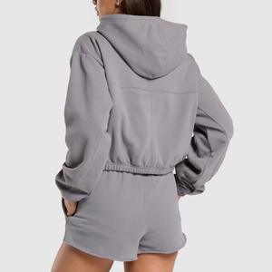 Cina produttore Activewear 2025 nuovo stile Casual ragazza <span class=keywords><strong>con</strong></span> cappuccio <span class=keywords><strong>pantaloncini</strong></span> due pezzi Set sportivo <span class=keywords><strong>con</strong></span> logo personalizzato - Product Image 3