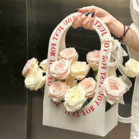 Panier à fleurs en carton noir mat découpé avec poignée ronde, impression « Just For You », ruban rose transparent, nœud, boîte pour bouquet de roses
