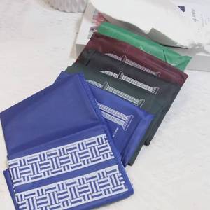 Alfombra de oración portátil de plástico, a prueba de agua, para viajes, tamaño de bolsillo, para musulmanes, para uso en exteriores, Sajadah, venta al por mayor de fábrica. - Product Image 1