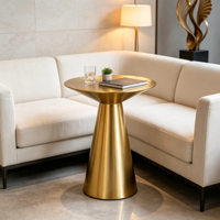 Table d'appoint, table basse, ensemble de tables en métal brossé de luxe moderne avec base conique dorée pour hôtel, salon, villa