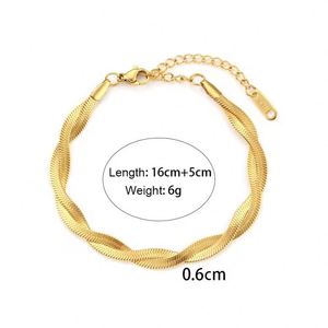 Ensemble de bijoux à chaîne serpent torsadée en acier inoxydable plaqué or 18 carats avec collier ras du cou et bracelet à chevrons - Product Image 6