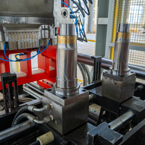 Machine de Soufflage pour Fûts Plastiques de 200 et <span class=keywords><strong>250</strong></span> <span class=keywords><strong>Litres</strong></span> (55 Gallons) à Ouverture Totale - Product Image 6