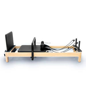 เครื่องพิลาทิสรีฟอร์มเมอร์ไม้บีชทรงสี่เหลี่ยมคางหมู แข็งแรงทนทาน หุ้มด้วยหนังไมโครไฟเบอร์ พร้อมโลโก้สั่งทำพิเศษ สำหรับสตูดิโอโยคะและการฝึกฟื้นฟูสมรรถภาพ - Product Image 1