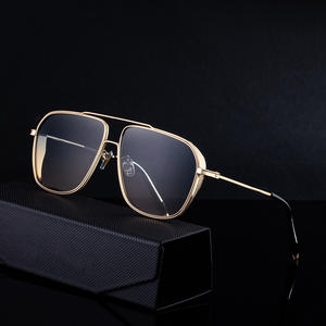 แว่นกันแดดกรอบสี่เหลี่ยมสีทองสำหรับผู้ชายสไตล์นักบินโลหะป้องกันรังสียูวี 400 คลาส 2 แว่นกันแดดกรอบพลาสติกและโลหะ - Product Image 2