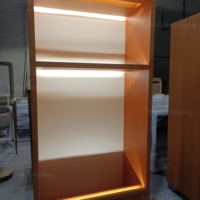Holz-Vitrine mit LED im nordischen Stil, Regal mit Boutique-Handtaschen- und Kleiderschrank, mehrstöckige Ausstellungsvitrine, Fabrikfertigung
