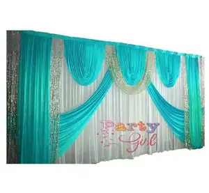 ستارة خلفية لحفلات الزفاف من الحرير الجليدي بطول 10 × 20 قدمًا مع خلفية للستائر الفضية على خشبة المسرح بالترتر