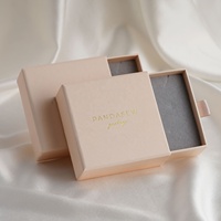 Boîte à bijoux de luxe PandaSew avec logo personnalisé, en carton et éponge, pour bracelets, colliers et autres bijoux.