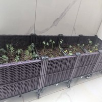 Jardinière rectangulaire en plastique imitation rotin PP, lit de jardin surélevé en osier tressé marron, léger, avec roulettes, trous de drainage et système d'arrosage automatique